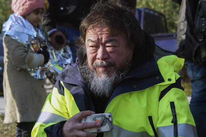 L'artiste chinois Ai Weiwei avec des réfugiés sur l'île grecque de Lesbos, le 28 janvier 2016.