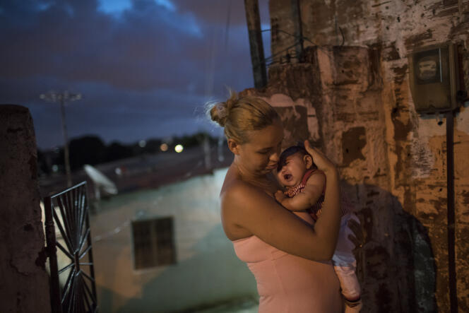 Une mère de famille brésilienne avec son enfant atteint de microcéphalie, à Récife, le 27 janvier.