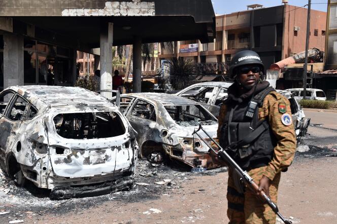 Un gendarme burkinabè devant l’hôtel Splendid de Ouagadougou, attaqué le 15 janvier 2016 par des terroristes se réclamant d’Al-Qaida au Maghreb islamique.