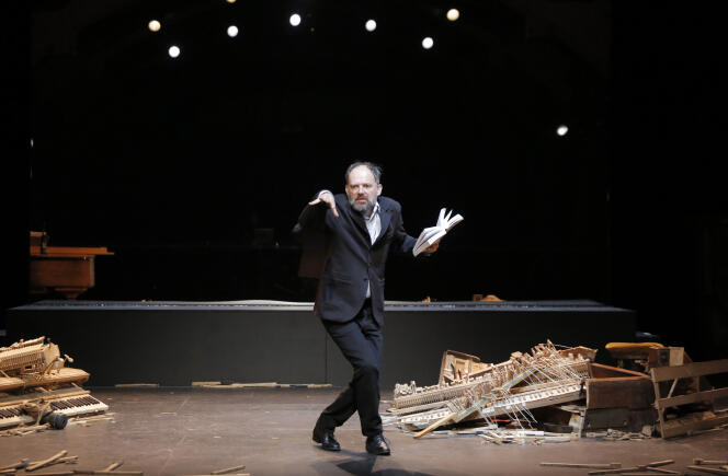 Denis Podalydès sur la scène du Théâtre du Vieux-Colombier, à Paris.
