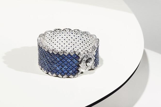 Bracelet Signature Ultime, collection Signature, en or blanc, diamants et saphirs, Chanel Joaillerie.