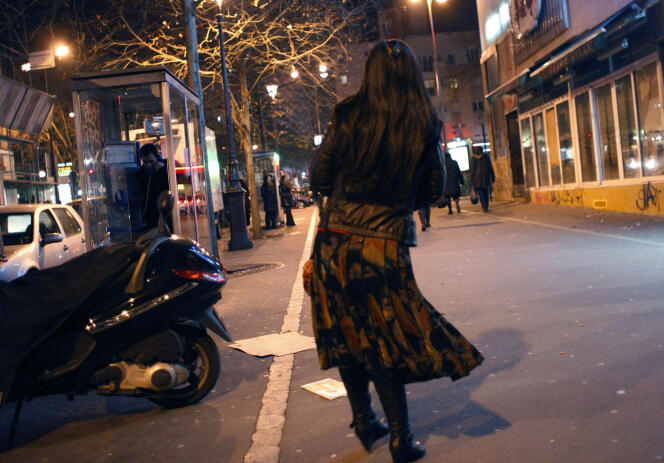 Une prostituée chinoise se promène dans une rue du quartier de Belleville à Paris, le samedi 31 janvier 2009, à la recherche de clients.
