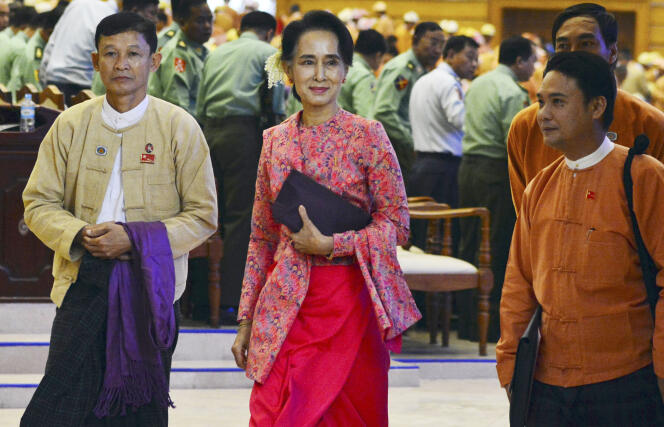 Aung San Suu Kyi (au centre), dans la chambre basse du Parlement, à Naypyidaw, la capitale birmane, le 1er février 2016.