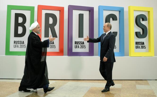 Le président russe Vladimir Poutin (à droite) et le président iranien Hassan Rouhani, lors du 7è sommet des Brics, en juillet 2015, à Oufa (Russie)