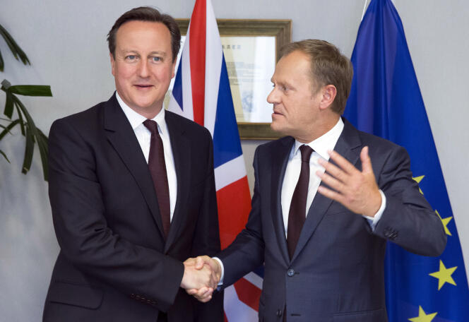 Le premier ministre David Cameron, à gauche, serre la main du président du Conseil européen, Donald Tusk, lors d'une réunion en marge du sommet de l'UE à Bruxelles, le 25 juin 2015.