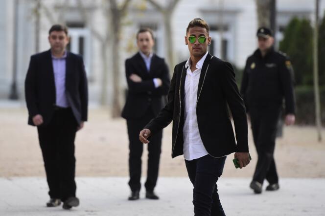 L'attaquant brésilien Neymar quitte le tribunal de Madrid où il a été entendu concernant des irrégularités dans la signature de son contrat avec le Barça, le 2 février 2016.