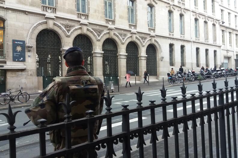 Depuis les alertes à la bombe et les menaces téléphoniques successives qui ont visé des lycées parisiens, des militaires surveillent les abords du lycée Louis-le-Grand, à Paris, le 2 février 2016.