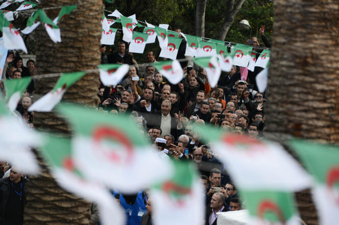 A Alger, le 31 décembre 2015, lors des obsèques de l'opposant Hocine Aït Ahmed.