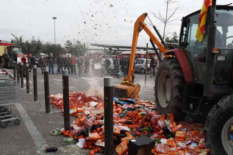Un lot de légumes et de riz est détruit devant un hypermarché de Salon-de-Provence (Bouches-du-Rhône), le 2 février.