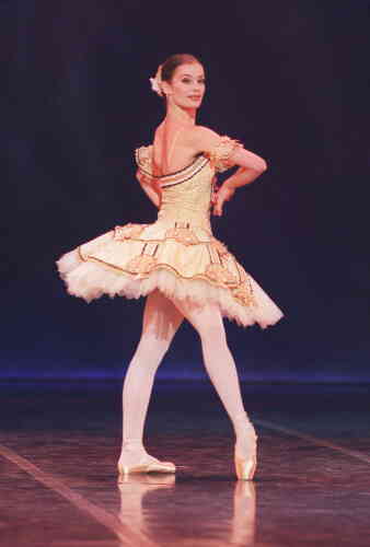 Le 16 janvier 1999, Aurélie Dupont vient de fêter ses 26 ans. L'image a été prise peu après sa nomination comme danseuse étoile à l’issue d’une représentation de 