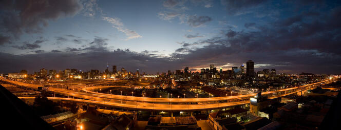 Vue panoramique de Johannesburg et son auturoute M1.