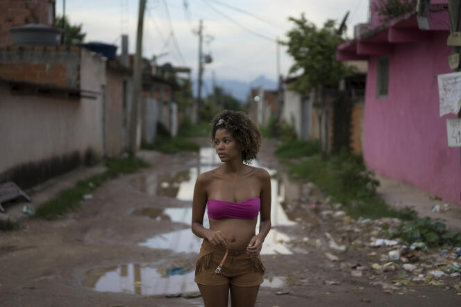 Tamires da Costa, une adolescente brésilienne de 16 ans, enceinte de quatre mois, dans les rues d'une favela de Rio, le 29 janvier 2016.