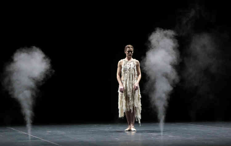 Dans "Darkness is Hiding Black Horses", un ballet imaginé par le chorégraphe japonais Saburo Teshigawara pour la troupe de l'Opéra de Paris, en 2013.