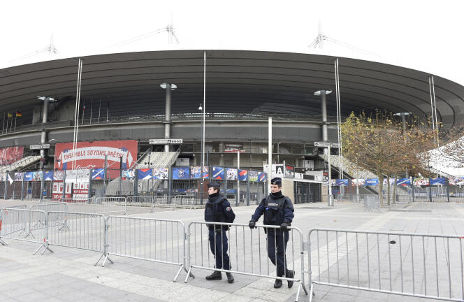 La police sécurise la zone autour du Stade de France, à Saint-Denis, après les attentats du 13 novembre 2015 lors du match France-Allemagne.