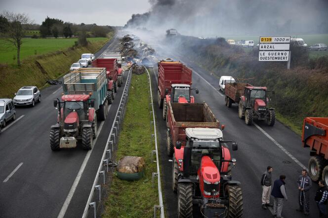 Le 29 janvier, des agriculteurs ont bloqué la RN 165 près d’Arzal (Morbihan), entre Vannes et Nantes.