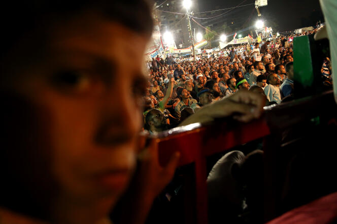 Des milliers de partisans du président égyptien déchu Mohamed Morsi réunis sur la place Rabaa al-Adawiya, au  Caire, en juillet  2013.