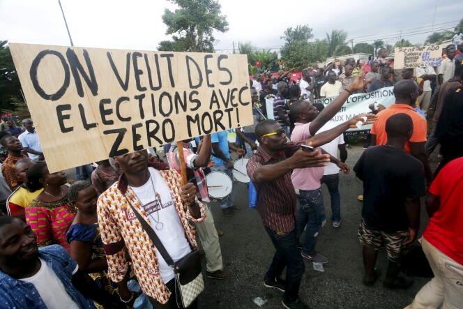 Manifestation à Abidjan en marge de la campagne électorale de la présidentielle d'octobre 2015.