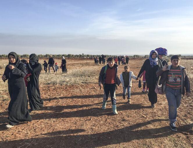 Des Syriens fuient vers Azaz, au nord d’Alep, après des frappes russes sur les positions rebelles, le 4 février.