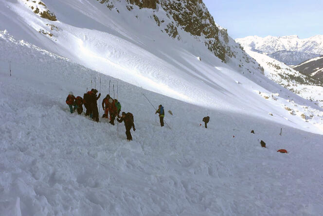 Une équipe de recherche tente de dégager des survivants de l'avalanche.