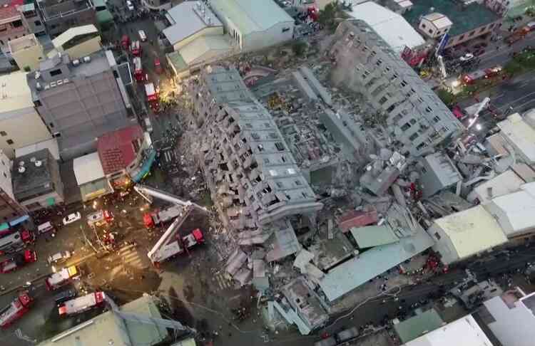 Immeuble effondré à Tainan, dans le sud-ouest de Taïwan, le 6 février, à la suite d'un séisme de magnitude 6,4.