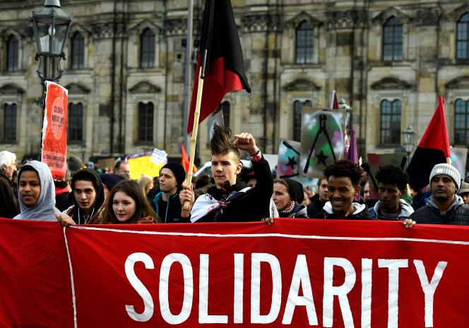 Des manifestants contre le mouvement Pegida, le 6 février 2016, à Dresde.