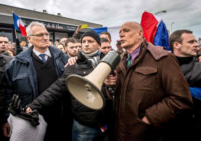 Le général Christian Piquemal, ancien commandant de la Légion étrangère, a été interpellé à Calais, le 6 février 2016, à l'issue de la manifestation qui était interdite.