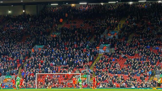La tribune des supporteurs de Liverpool a été abandonnée par une bonne partie de ses occupants à la 77e minute.