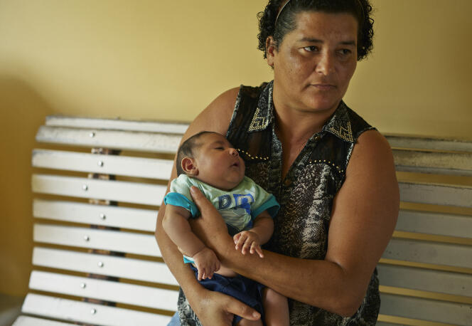 Centre hospitalier public Oswaldo Cruz. Une mère tient dans ses bras son enfant atteint de microcéphalie sévère.