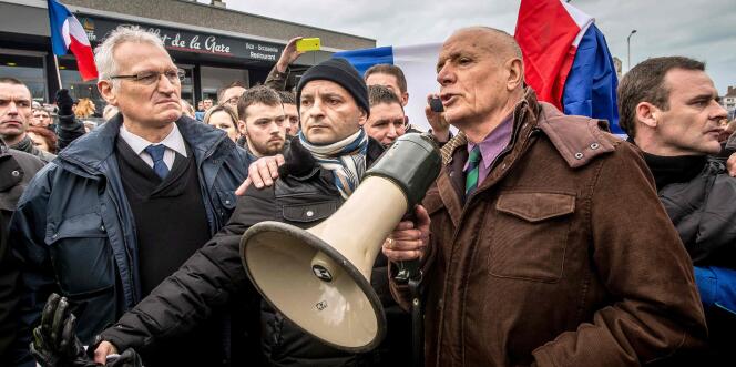 Le général Christian Piquemal, mégaphone à la main, lors de la manifestation interdite contre les migrants, le 6 février 2016 à Calais.