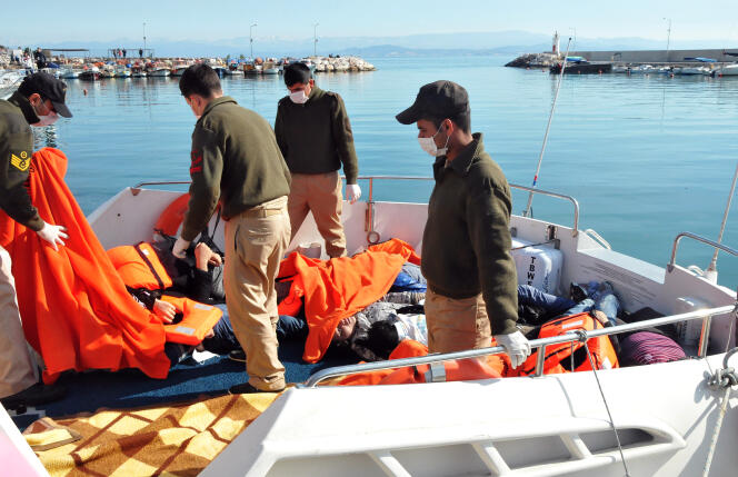 Des gardes-côtes turcs s'apprêtent à débarquer de leur navire des corps de migrants repêchés dans la mer Egée entre la Turquie et la Grèce, le 8 février 2016 à Balikesir.
