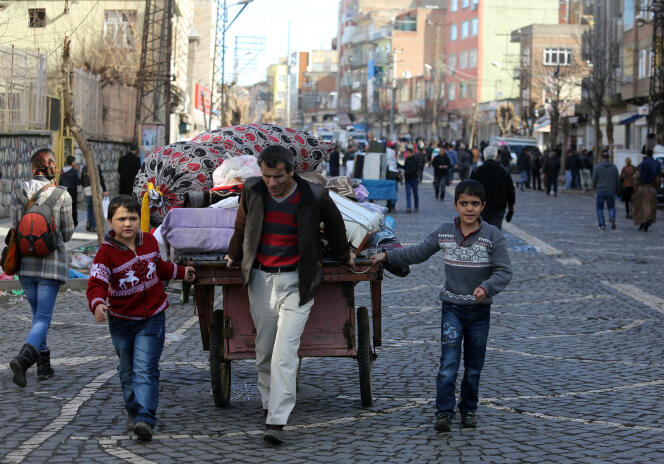 Une famille syrienne à Diyarbakir, en Turquie.