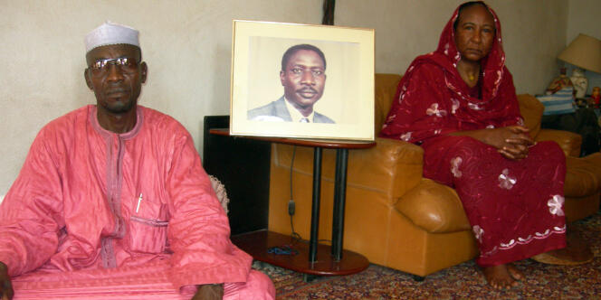 La veuve d’Ibni Oumar Mahamat Saleh, Sadia Brahim et son cousin Moussa Mahamat Saleh, posant, le 15 mai 2008, avec le portrait de l’opposant tchadien disparu.