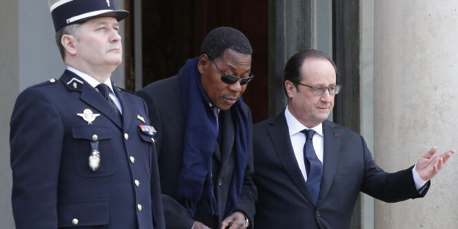 Le président béninois Thomas Boni Yayi en compagnie du président français François Hollande sortant de l'Elysée le 8 février 2016.