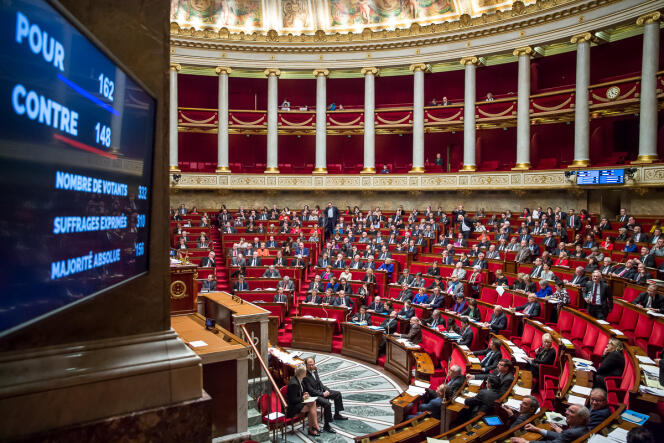 Vote de l'article 2 portant sur la déchéance de nationalité, lors du débat sur la révision constitutionnelle à l'Assemblée nationale, mardi 9 février, à Paris.