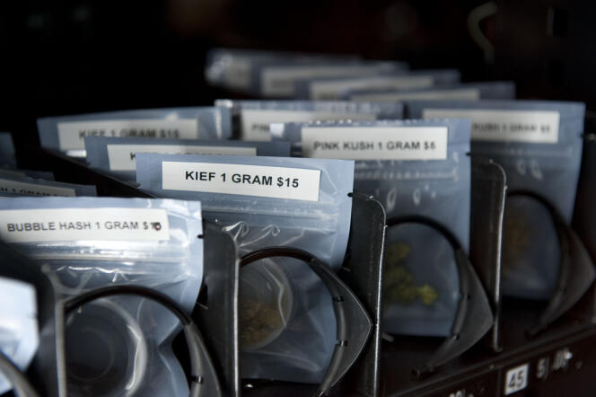 Des sachets de cannabis dans un dispensaire de Vancouver en mai 2014.