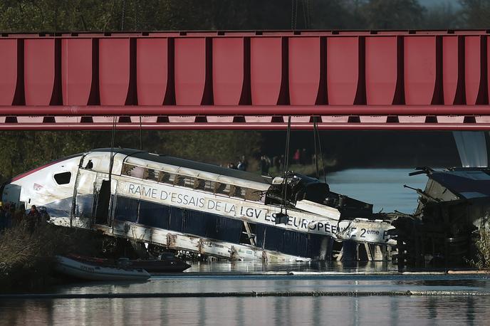 La rame accidentée à Eckwersheim, au lendemain de l’accident du 14 novembre 2015.