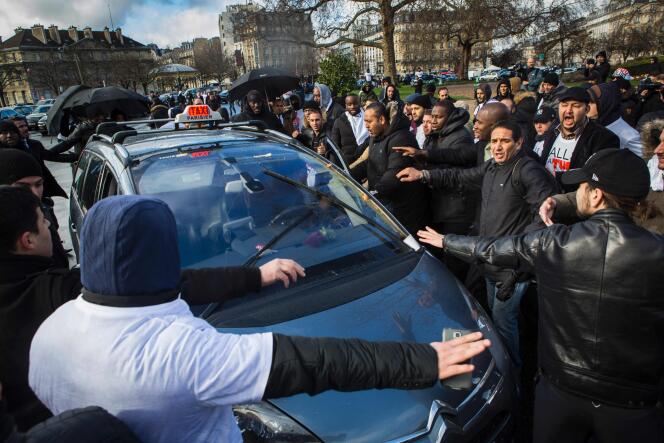 Sur la Place de la Nation in Paris le 9 février 2016, lors d'une manifestation des chauffeurs de taxi.