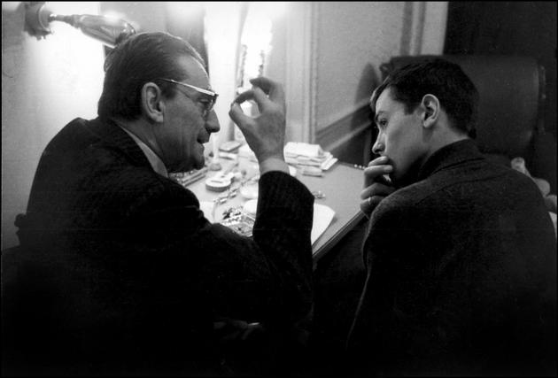 Luchino Visconti et Alain Delon, à Paris, en mars 1961.