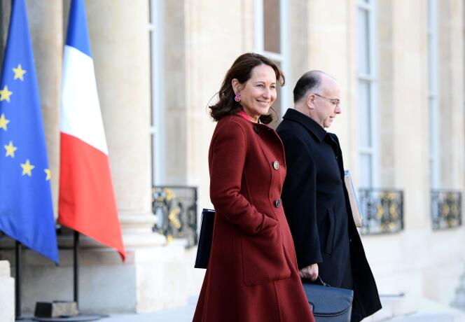 La ministre de l'écologie, Ségolène Royal et son homologue de l'intérieur, Bernard Cazeneuve, le 10 février sur le perron de l'Elysée.