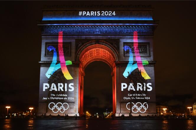 L’Arc de Triomphe aux couleurs de Paris 2024, le 9 février.