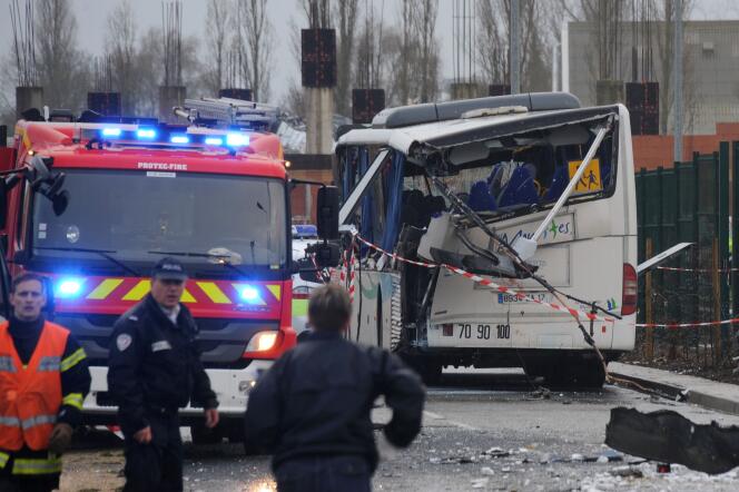 Los restos de un minibús escolar después de chocar contra un camión el 11 de febrero de 2016, matando a seis adolescentes.  La colisión frontal con un camión que transportaba escombros se produjo cerca de Rochefort, en Charente-Maritime.