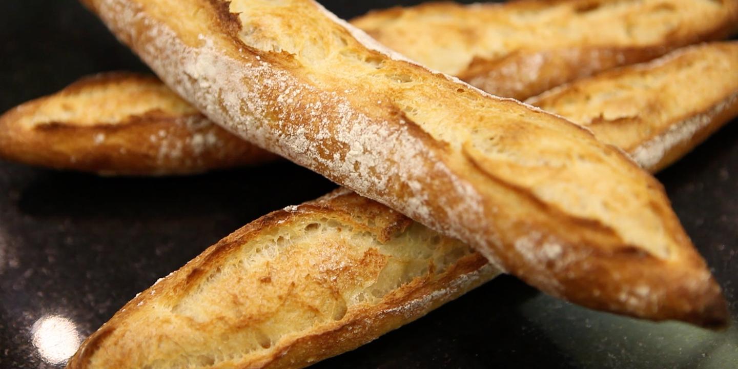 Astuce de boulanger : comment préparer une baguette tradition maison