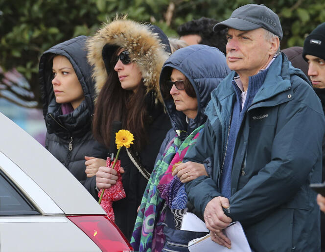 La famille de Giulio Regeni, son père Claudio, sa mère Paola et sa soeur Irene, lors de ses funérailles à Fiumicello, en Italie, le 12 février.