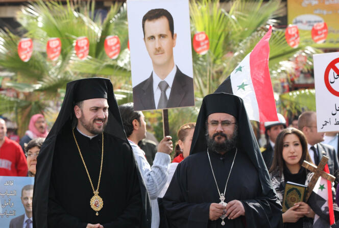 Des prêtres orthodoxes attendent l'arrivée du patriarche Cyrille à Damas, le 12 novembre 2011.