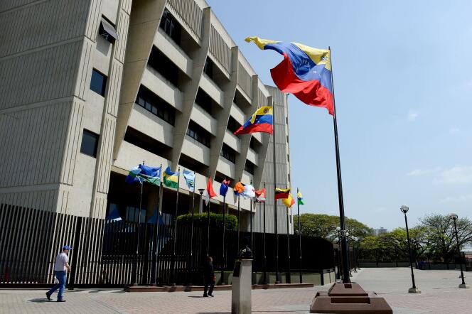 Le Tribunal suprême de justice du Venezuela a annoncé qu’il limitait les pouvoirs du Parlement, dominé par l’opposition.