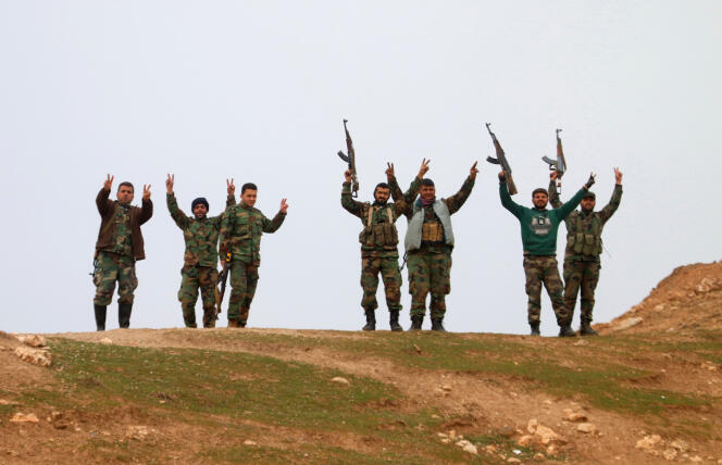 Des soldats du gouvernement syrien célèbrent la prise de contrôle du village de Kiffin, le 11 février.