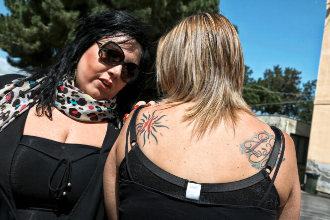 Des femmes dockers dans le port de Palerme, dont l'une s'est fait tatouer un 