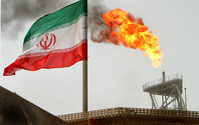 Une plateforme pétrolière iranienne dans le Golfe persique. L'Iran affiche la volonté de produire 3,8 millions de barils par jour, son niveau d'avant embargo en 2012.