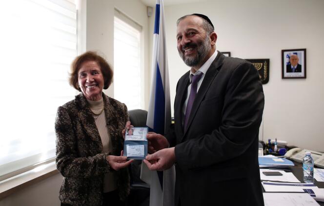 Beate Klarsfeld a reçu lundi 15 février son passeport israélien des mains du ministre de l'intérieur israélien, Arye Deri.