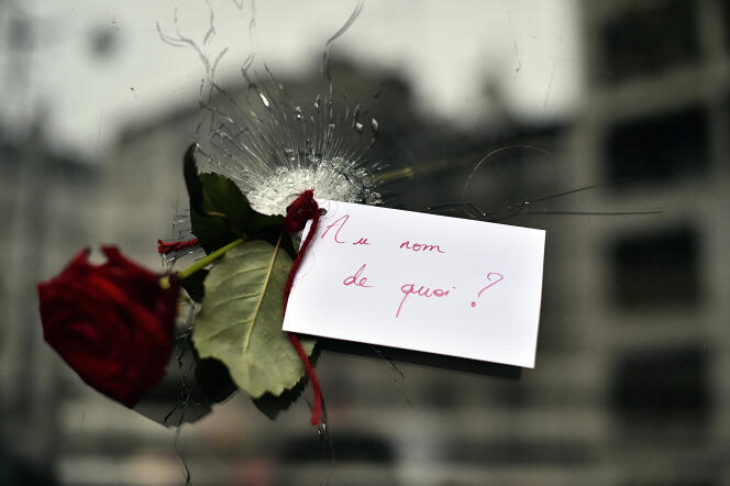 Une rose nichée dans un impact de balles, dans la vitrine d'un restaurant japonais près de La Belle Equipe.